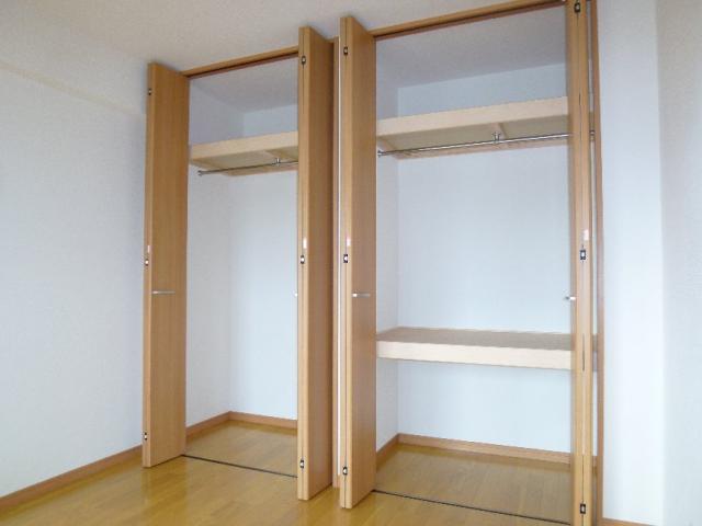 サープラス　
